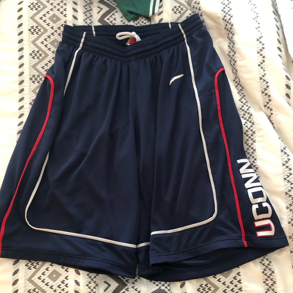 Vintage Men’s Uconn Huskies Basketball shorts